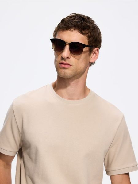 Strukturalny t-shirt regular - beżowy. Brązowe t-shirty męskie Reserved, l, bez wzorów, z bawełny, bez kołnierzyka. W wyprzedaży za 55.99 zł.