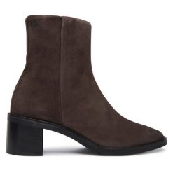 Botki Calvin Klein. Brązowe botki damskie Calvin Klein, bez obcasa, na słupku, bez zapięcia. Za 679.99 zł.