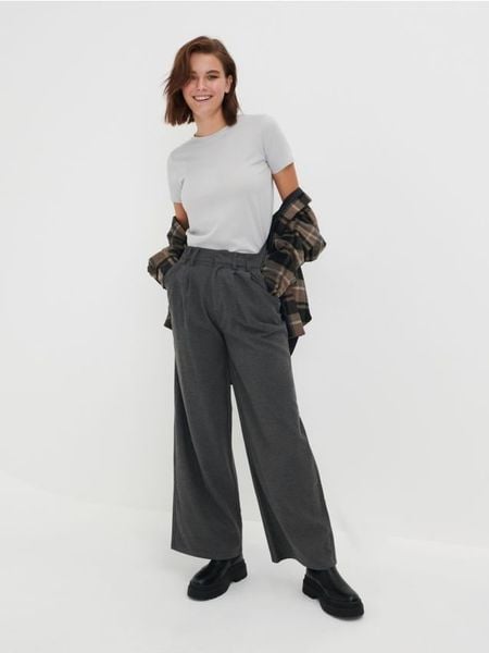 Koszulka basic - szary. Szare t-shirty damskie Sinsay, l, bez wzorów, bez kołnierzyka. Za 9.99 zł.