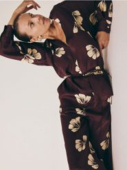 Bluzka kimono - ciemnofioletowy. Fioletowe bluzki damskie Reserved, l, bez wzorów, z tkaniny, bez kołnierzyka, bez ramiączek. W wyprzedaży za 119.99 zł.