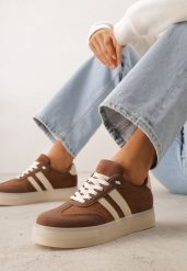 Brązowe Sneakersy na Platformie w Stylu Tenisówek Ozdobione Paskami Ladia. Brązowe obuwie sportowe damskie Renee, bez wzorów, z jeansu, tenisowe. Za 99.99 zł.