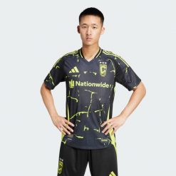 Koszulka Columbus Crew 25/26 Away Authentic. Czarne koszulki sportowe męskie Adidas, xl, bez wzorów, z materiału, bez kołnierzyka, bez ramiączek, do piłki nożnej. Za 699.00 zł.