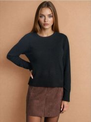 Sweter - czarny. Czarne swetry damskie Sinsay, l, bez wzorów, bez kołnierzyka, bez ramiączek, bez kaptura. Za 39.99 zł.