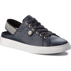 Sandały TOMMY HILFIGER - Open Back Leather Sneaker FW0FW02662 Midnight 403. Niebieskie klapki damskie Tommy Hilfiger, bez wzorów, z materiału, bez obcasa. W wyprzedaży za 269.00 zł.