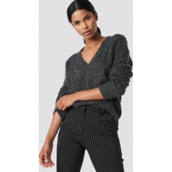 NA-KD Sweter z dekoltem V - Grey. Swetry damskie marki NA-KD. Za 202.95 zł.