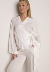 Biała Kopertowa Bluzka z Wiskozy Ozdobiona Wiązaniem Velanitte. Białe bluzki damskie Born2be, l, bez wzorów, z jeansu, eleganckie, bez kołnierzyka, bez ramiączek. Za 149.99 zł.