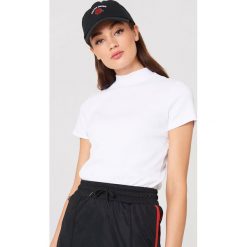 Sweet SKTBS T-shirt Sweet Basic Rib - White. Białe t-shirty damskie Sweet SKTBS, w prążki, z dzianiny, z golfem. Za 80.95 zł.