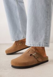 Jasnobrązowe Zamszowe Klapki w Stylu Chodaków Ozdobione Klamrą Irinania. Brązowe klapki damskie Born2be, bez wzorów, z materiału, bez obcasa, na płaskiej podeszwie. Za 159.99 zł.