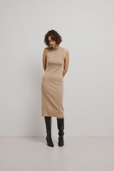 Dopasowana sukienka bez rękawów w kolorze BEIGE - TARMA-L. Brązowe sukienki damskie Marsala, na co dzień, l, bez wzorów, z dzianiny, eleganckie, bez kołnierzyka, bez ramiączek, midi, dopasowane. Za 249.90 zł.