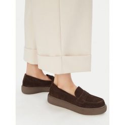 Loafersy Lasocki. Brązowe półbuty damskie Lasocki, bez wzorów, bez obcasa, na płaskiej podeszwie, bez zapięcia. Za 229.99 zł.