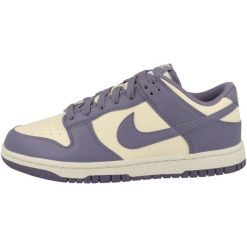 Buty do chodzenia damskie Nike Dunk. Białe obuwie sportowe damskie Nike, bez wzorów, z gumy, trekkingowe. Za 869.00 zł.