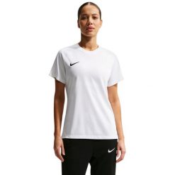 Koszulka damska Nike Dri-Fit Park VIII. Białe koszulki sportowe damskie Nike, bez wzorów, z materiału, bez kołnierzyka, bez ramiączek, do piłki nożnej, dri-fit (nike). Za 66.99 zł.