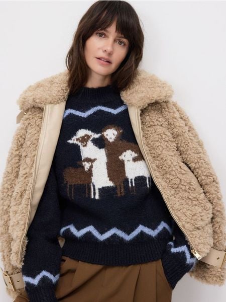 Sweter ze wzorem - granatowy. Niebieskie swetry damskie Reserved, l, bez wzorów, z dzianiny, bez kołnierzyka, bez ramiączek, bez kaptura. Za 179.99 zł.