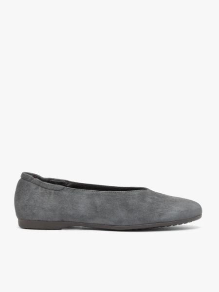 Grafitowe zabudowane baleriny. Szare baleriny damskie Ryłko, bez wzorów, ze skóry, eleganckie, bez obcasa, na płaskiej podeszwie. Za 329.99 zł.