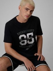 4F T-shirt regular z nadrukiem męski - czarny L. Czarne t-shirty męskie 4f, l, bez wzorów, z bawełny, klasyczne, bez kołnierzyka. Za 79.99 zł.