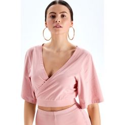 Krótka bluzka z głębokim dekoltem - Różowy. Bluzki damskie marki Cropp. Za 29.99 zł.