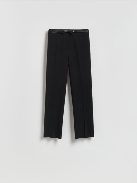 Spodnie z ozdobnym paskiem - czarny. Czarne spodnie materiałowe damskie Reserved, bez wzorów, z tkaniny. Za 119.99 zł.