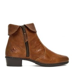 Botki Rieker. Brązowe botki damskie Rieker, bez obcasa, na płaskiej podeszwie, bez zapięcia. Za 389.99 zł.