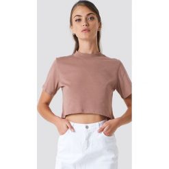 NA-KD Krótki t-shirt - Pink. Różowe t-shirty damskie NA-KD, z okrągłym kołnierzem. Za 52.95 zł.