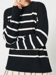 Prążkowany sweter w paski - czarny. Czarne swetry damskie Sinsay, l, bez wzorów, prążkowane, bez kołnierzyka, bez ramiączek, bez kaptura. Za 49.99 zł.