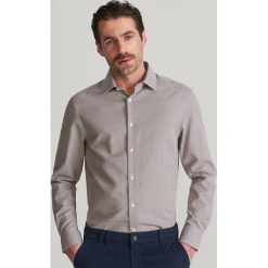 Wzorzysta koszula regular fit - Brązowy. Brązowe koszule męskie marki Reserved, bez wzorów, bez kołnierzyka, bez ramiączek. Za 119.99 zł.