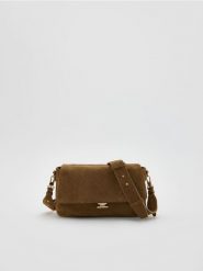 Zamszowa torebka z paskiem - brązowy. Brązowe torebki do ręki damskie Reserved, bez wzorów, ze skóry, zamszowe, bez dodatków. Za 279.99 zł.
