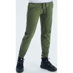 Spodnie slim jogger z kolekcji Whatever - Khaki. Spodnie materiałowe męskie marki Cropp. W wyprzedaży za 39.99 zł.