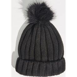 Prążkowana czapka z pomponem - Czarny. Bez kategorii marki Sinsay. W wyprzedaży za 14.99 zł.