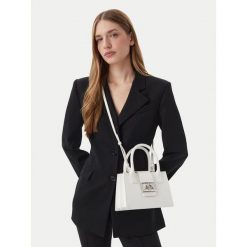 Torebka Armani Exchange. Białe torebki do ręki damskie Armani Exchange, bez wzorów, klasyczne, bez dodatków. Za 454.99 zł.