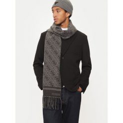 Szalik Guess. Szare szaliki męskie Guess, z aplikacjami. Za 269.99 zł.