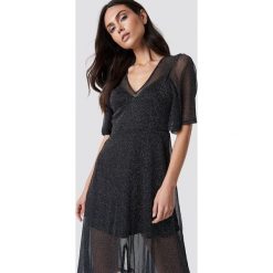 Dilara x NA-KD Błyszcząca sukienka midi - Black. Sukienki damskie marki Dilara x NA-KD. W wyprzedaży za 70.97 zł.