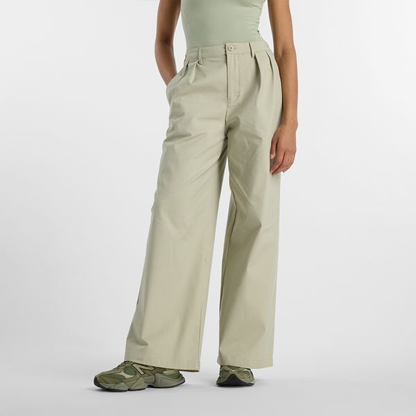 Spodnie damskie New Balance WP51538OVN – beżowe. Brązowe spodnie materiałowe damskie New Balance, l, bez wzorów, z bawełny, z podwyższonym stanem. Za 359.99 zł.