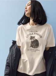 Bawełniana koszulka z motywem szopa pracza - kremowy. Białe t-shirty damskie Sinsay, l, bez wzorów, z bawełny, bez kołnierzyka. Za 19.99 zł.