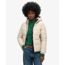 Damska kurtka z kapturem Superdry Spirit Sports. Szare kurtki damskie Superdry., bez wzorów, z puchu, z kapturem. W wyprzedaży za 392.00 zł.