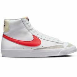 Buty do chodzenia damskie Nike Blazer Mid '77. Białe klapki damskie Nike, bez wzorów, vintage, bez obcasa. Za 355.00 zł.