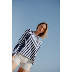 Longsleeve do jogi Moonholi Hamptons w paski. Niebieskie koszulki sportowe damskie MOONHOLI, bez wzorów, bez kołnierzyka, bez ramiączek, na jogę i pilates. Za 299.00 zł.