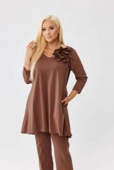 Asymetryczna karmelowa tunika Florina z wydłużonym tyłem i odpinanym kwiatem PLUS SIZE XXL OVERSIZE JESIEŃ. Bluzki damskie Moda Size Plus Iwanek, l, bez wzorów, z nylonu, biznesowe, z asymetrycznym kołnierzem, plus size, bez ramiączek. Za 229.90 zł.