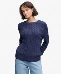 Superdry Luźny sweter w warkocze z bawełny organicznej – SOFT NAVY. Niebieskie swetry przez głowę męskie Superdry., bez wzorów, z bawełny, bez kołnierzyka. Za 322.25 zł.
