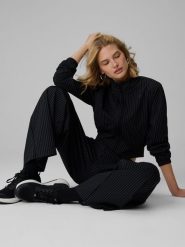 4F Bluza dresowa relaxed bez kaptura damska - czarna M. Czarne bluzy damskie 4f, m, bez wzorów, z dresówki, klasyczne, bez kołnierzyka, bez ramiączek, bez kaptura. Za 199.99 zł.