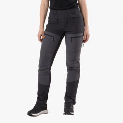 Spodnie outdoor Hiking damska Swedemount Lofoten Stretch Pants szybkoschnące. Czarne spodnie sportowe damskie SWEDEMOUNT, bez wzorów, z tkaniny, outdoorowe. Za 372.00 zł.