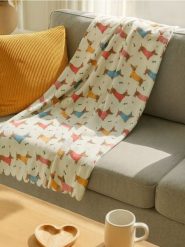 Koc z motywem serduszek - wielobarwny. Kocyki dla dzieci Sinsay. Za 19.99 zł.