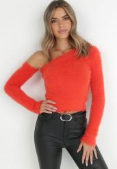 Czerwony Sweter na Jedno Ramię Yile. Czerwone swetry damskie Born2be, bez wzorów, z jeansu, eleganckie, z asymetrycznym kołnierzem, bez ramiączek, długie, bez kaptura. Za 129.99 zł.