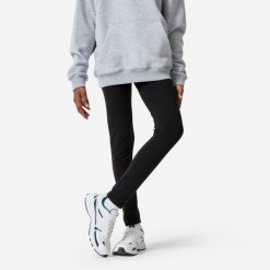 Legginsy sportowe dla dzieci. Czarne legginsy dla dziewczynek Decathlon, bez wzorów, z bawełny. Za 39.99 zł.