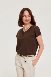 Bawełniana bluzka z dekoltem w serek brązowa. Brązowe bluzki damskie MOODO, l, bez wzorów, z bawełny, bez kołnierzyka, bez ramiączek. Za 49.99 zł.