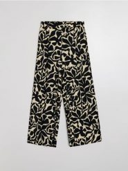 Wiskozowe spodnie wide leg z abstrakcyjnym wzorem - czarny. Czarne spodnie materiałowe damskie Sinsay, l, bez wzorów, z wiskozy. Za 39.99 zł.