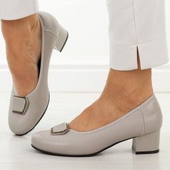 Szare skórzane czółenka damskie Cambell 19413. Szare czółenka damskie Cambell, bez wzorów, ze skóry, eleganckie, z okrągłym noskiem, bez obcasa, na obcasie, bez zapięcia. Za 219.00 zł.