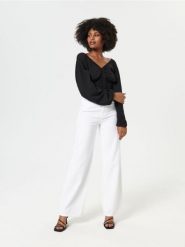 Bluzka z marszczeniem - czarny. Czarne bluzki damskie Sinsay, l, bez wzorów, bez kołnierzyka, bez ramiączek. Za 39.99 zł.