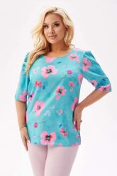 Bluzka Spring z krótkim rękawem i lekką bufką w odcieniach turkusowego błękitu w różowe kwiaty PLUS SIZE XXL. Czerwone bluzki damskie Moda Size Plus Iwanek, plus size, bez wzorów, z elastanu, biznesowe, bez kołnierzyka, plus size, bez ramiączek. Za 169.90 zł.