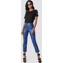 NA-KD Trend Spodnie wężowy wzór - Blue. Spodnie materiałowe damskie marki NA-KD Trend. Za 202.95 zł.