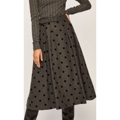 Tommy Hilfiger - Spódnica x Zendaya. Szare spódnice damskie Tommy Hilfiger, bez wzorów, z acetatu, biznesowe, z podwyższonym stanem, midi, proste. Za 599.90 zł.